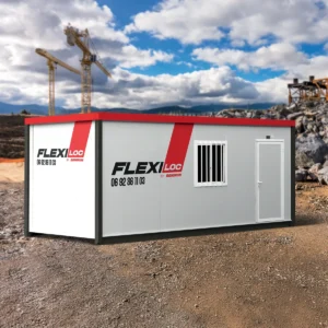 Bungalow de chantier FlexiLoc installé sur un terrain avec une grue en arrière-plan